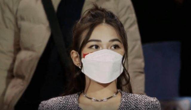 开云在线-越南女球迷图鉴②越南小姐新年红包庆祝越南赢国足