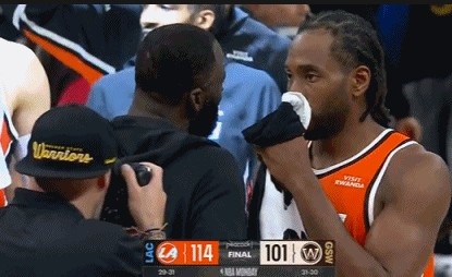 开云体育娱乐app安全-场下是朋友！赛后小卡&amp;加兰分别与追梦拥抱聊天 小卡还与库里交谈