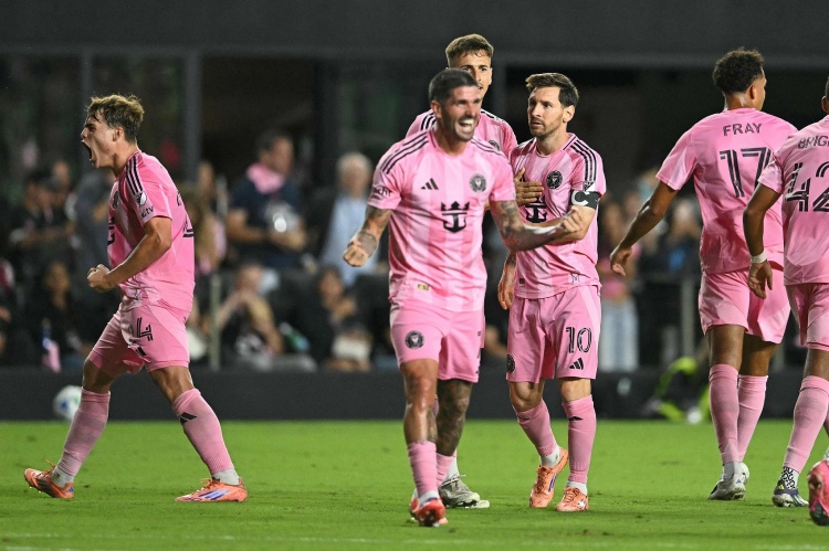 记者：德保罗疑似在更衣室遗落物品，摄影师帮忙取了回来